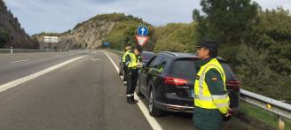 El Passat en el que circulaba el hombre, orillado en la A-52. // GCT