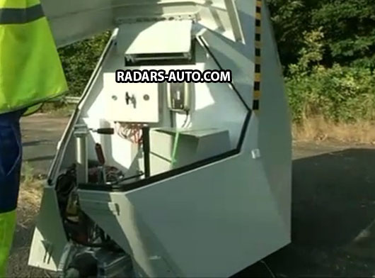 Cabina de radar autónoma abierta antes